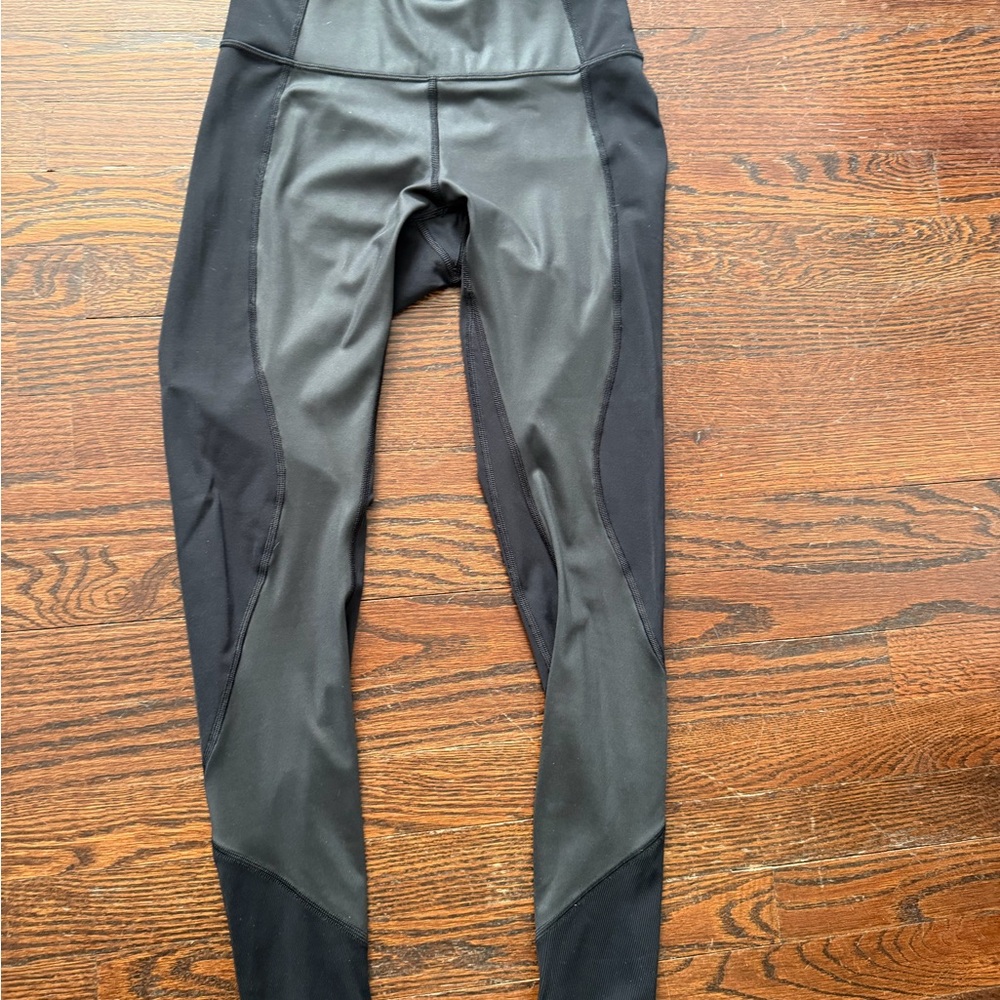 lululemon athletica full length mid waisted two tone black on black leggings. 6